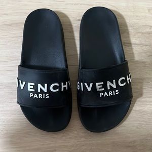 GIVENCHY
Black Logo Flat Sandals